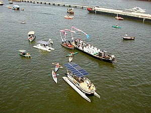 Wasserparade mit Solarbooten